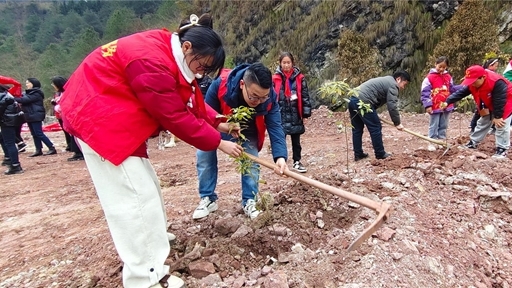  堰坪小學(xué)開展清河植樹活動